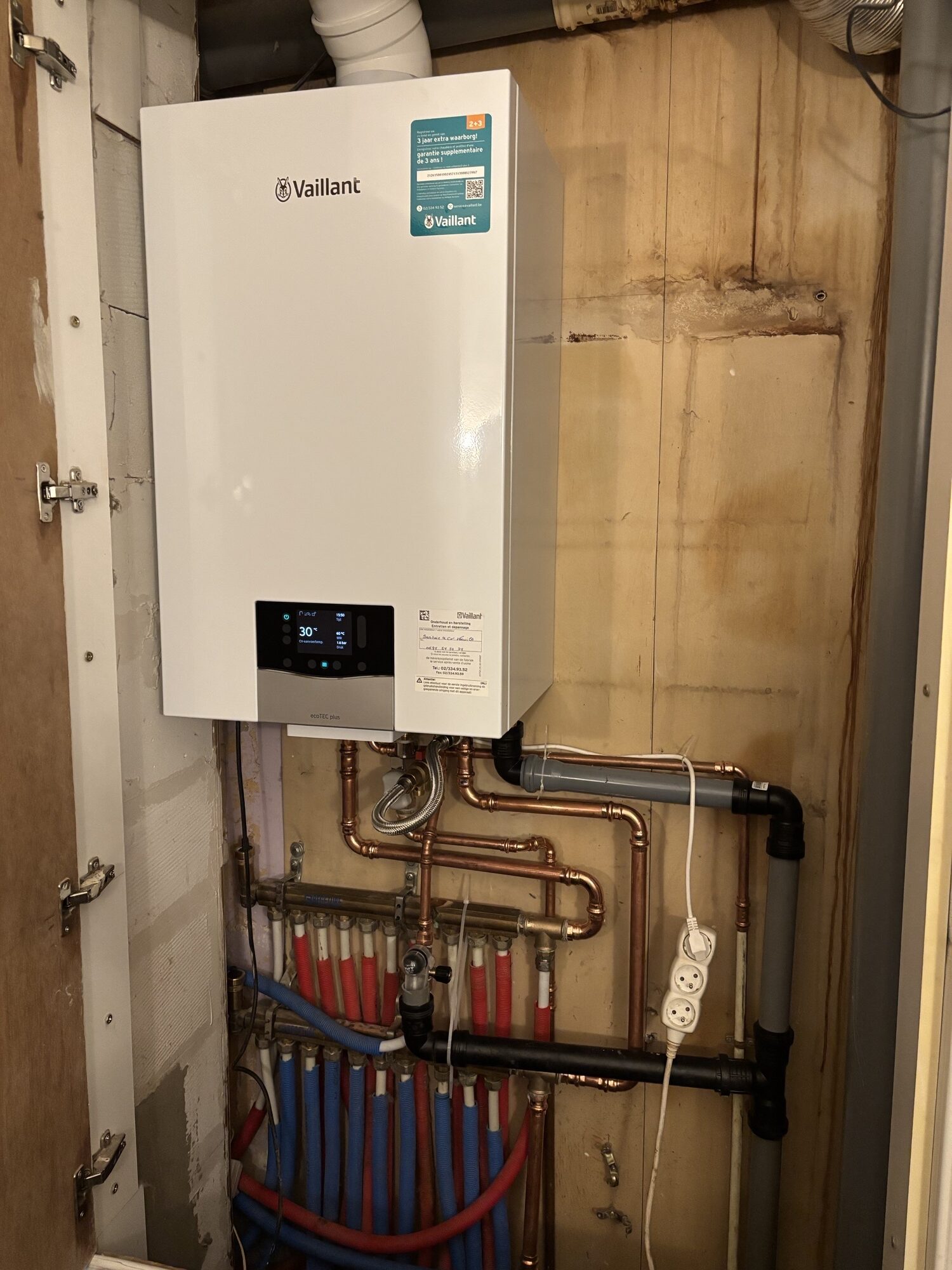 Na: nieuwe Vaillant condensatieketel met net leidingwerk