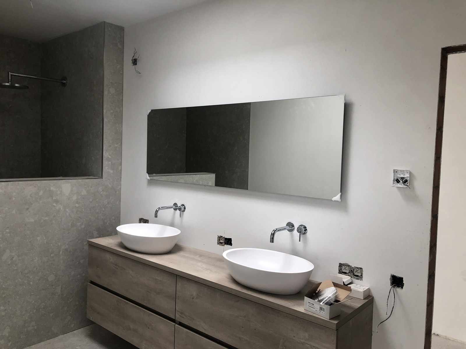 Moderne badkamerrenovatie met dubbele wastafel door Sanitair & CV Verwilt